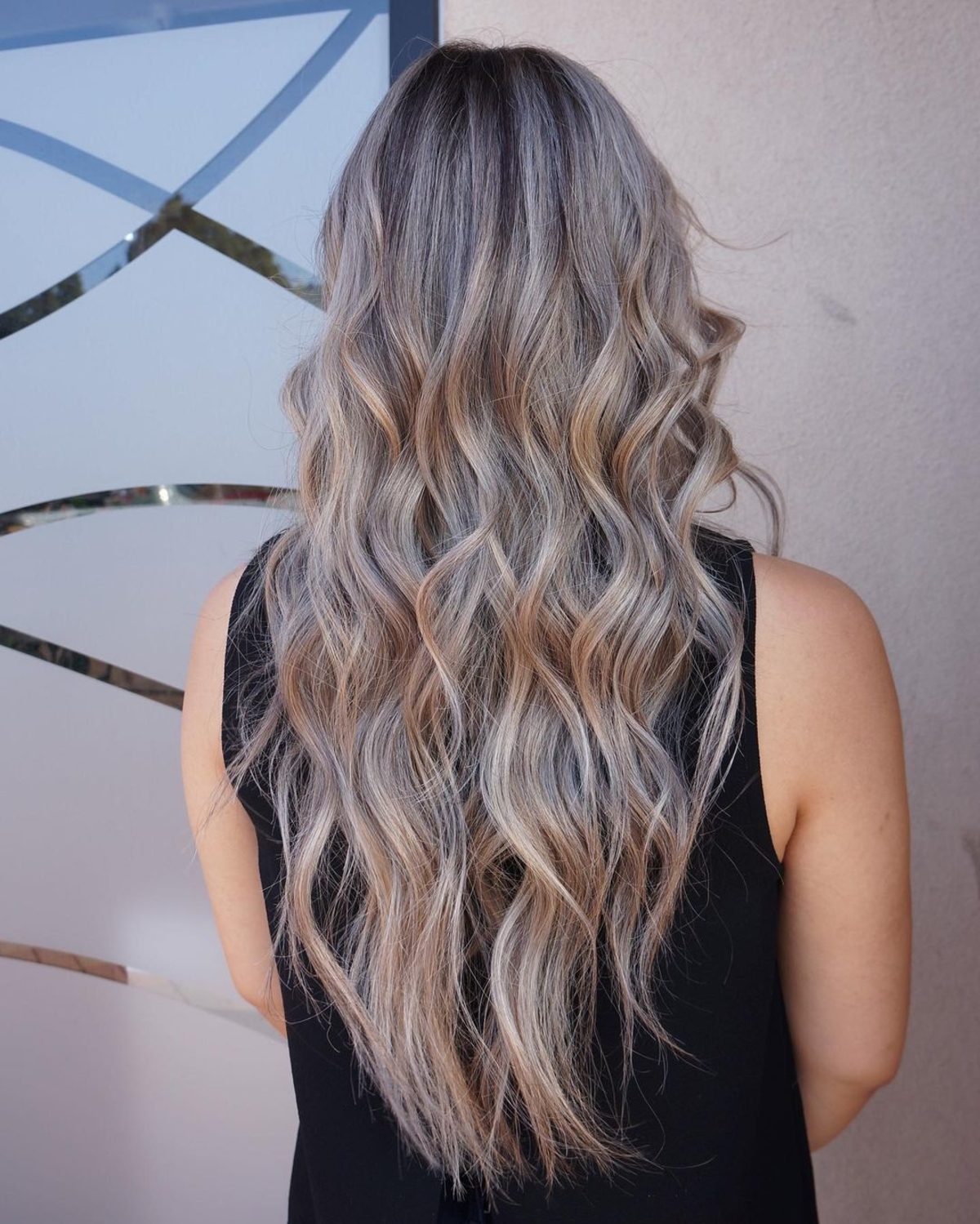 Cheveux blonds avec des mèches blond cendré foncé