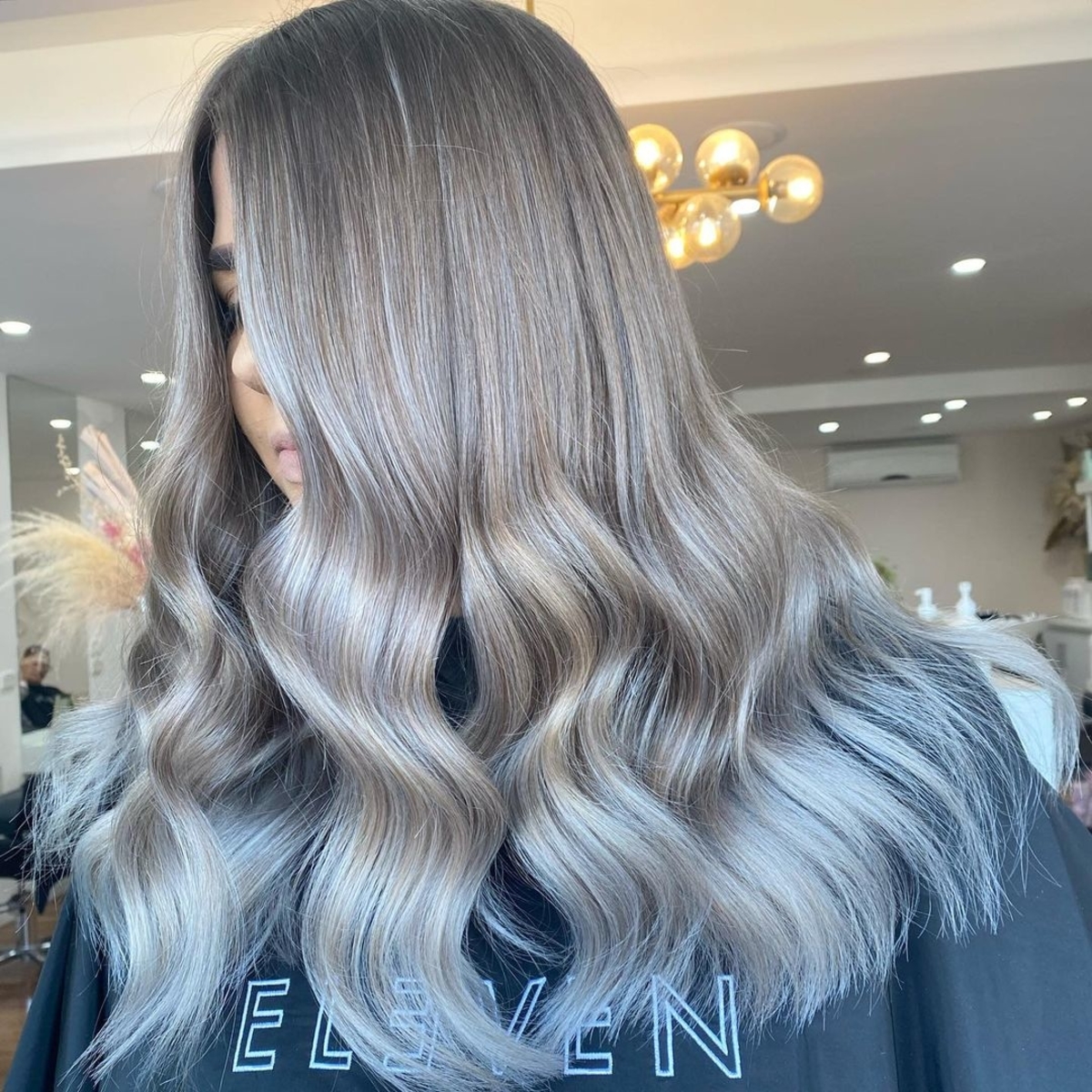 ombre de cheveux bruns à blond cendré foncé