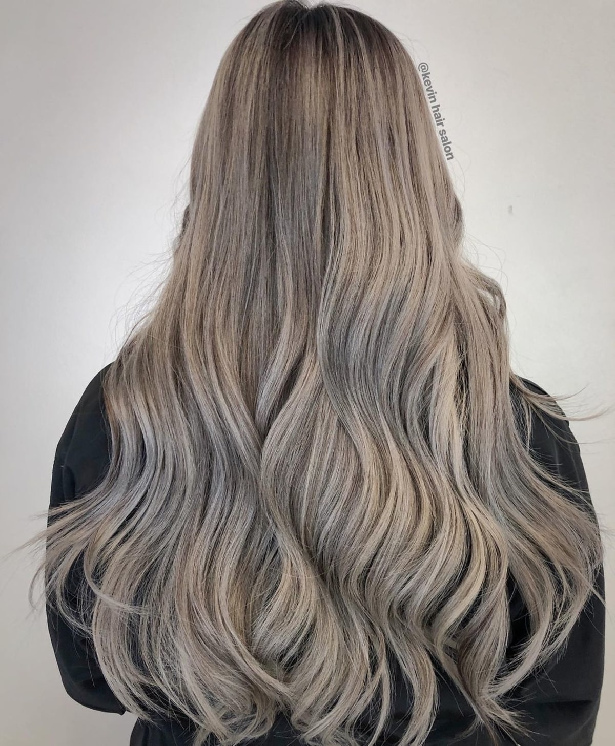 blond cendré foncé sur les femmes aux cheveux bruns