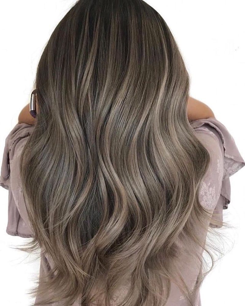 Cheveux bruns foncés et blond cendré