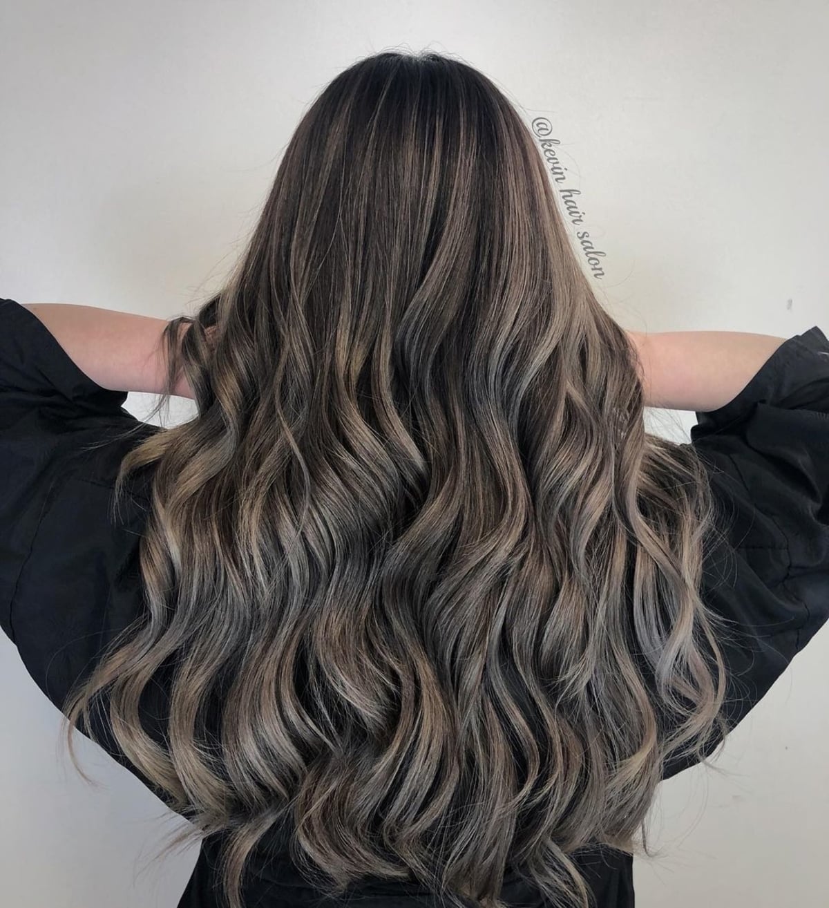 Mèches blond cendré foncé sur cheveux noirs