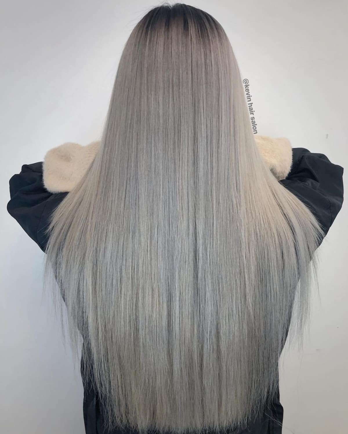 Blond cendré foncé sur cheveux raides
