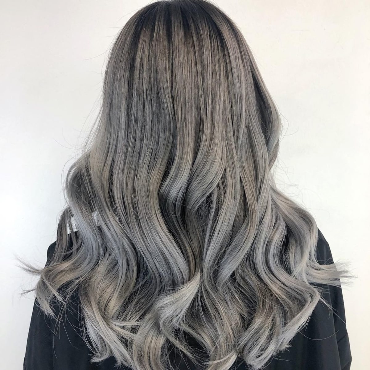 balayage blond cendré foncé sur cheveux foncés