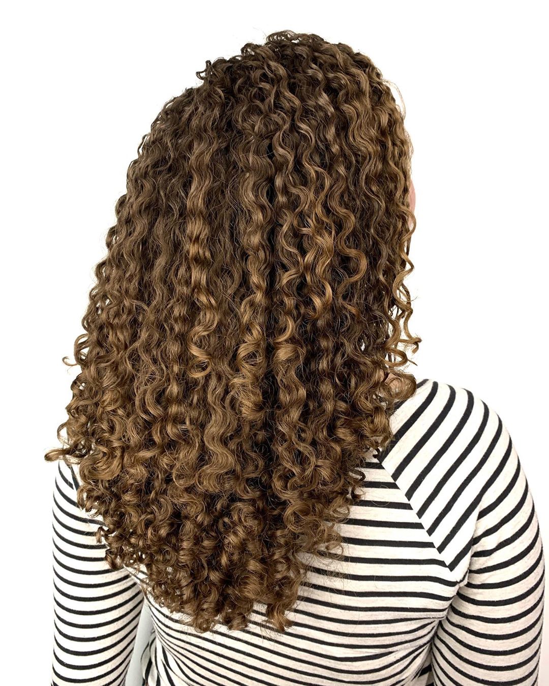 blond cendré foncé sur cheveux bouclés