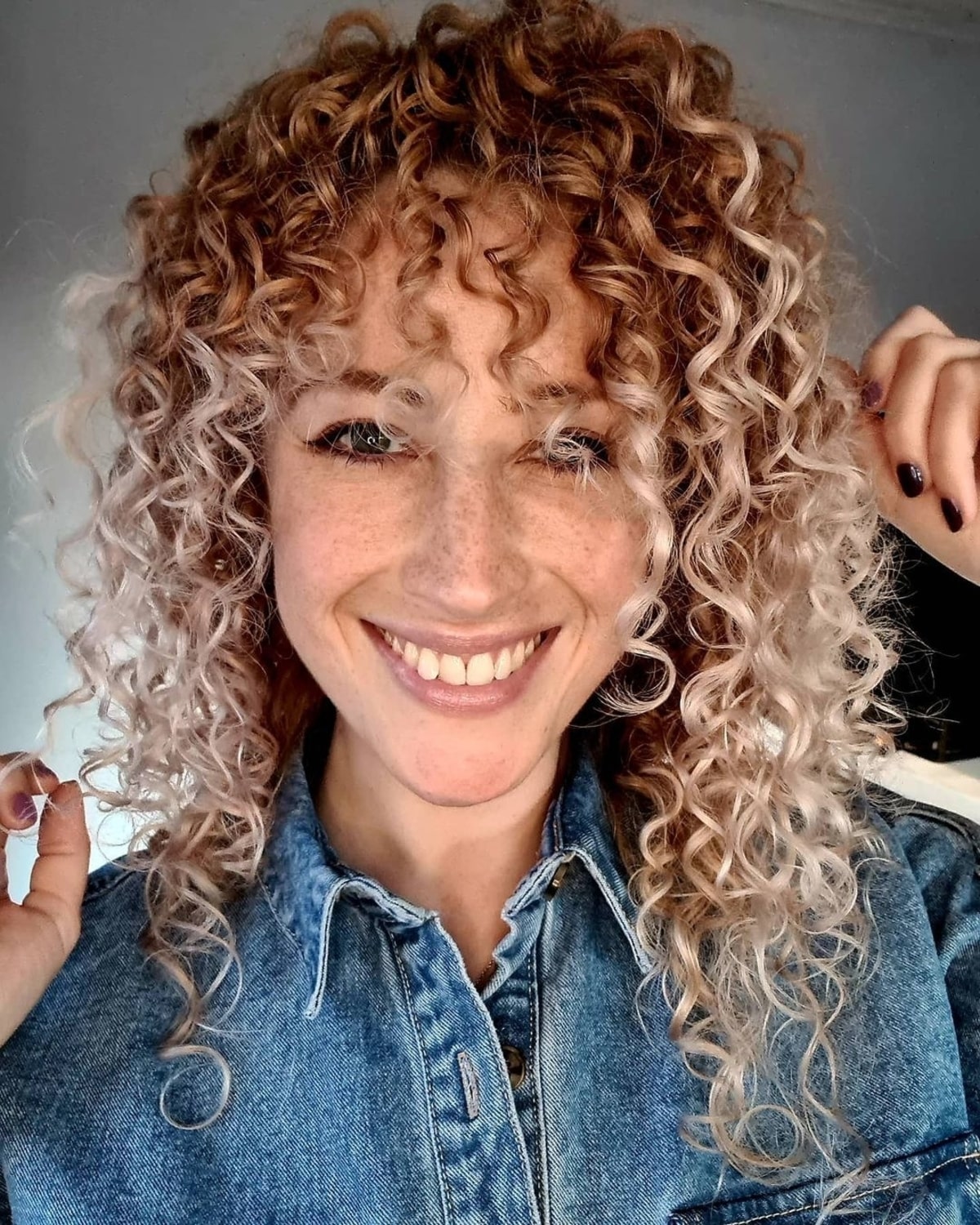 Frange coupée sur cheveux bouclés
