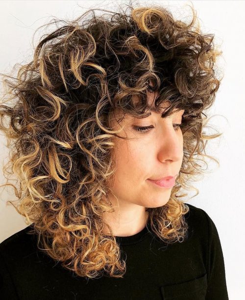 Inspirant cheveux bouclés avec longue frange