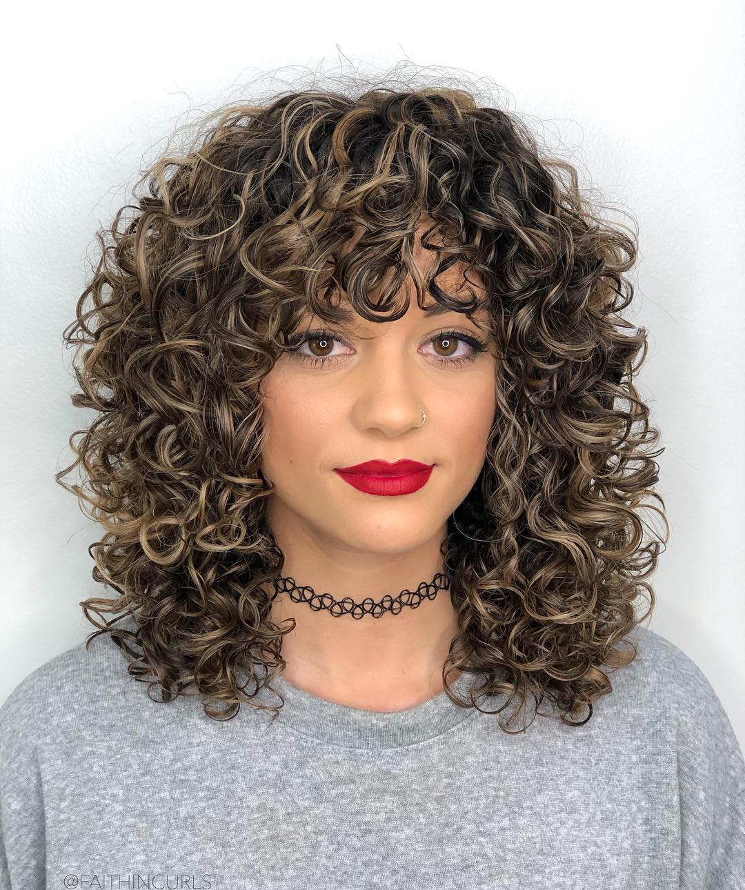 Cheveux bouclés avec une superbe frange