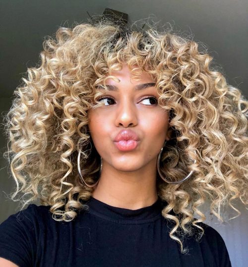 Jolie frange sur des boucles mi-longues