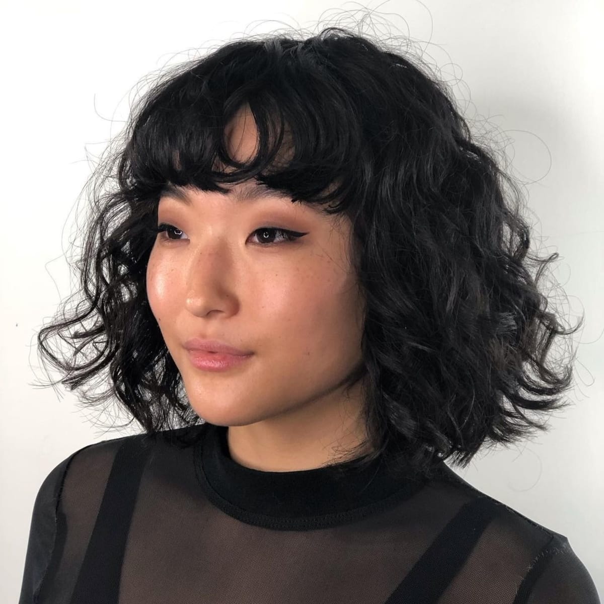 Coupe de cheveux courts et bouclés avec frange
