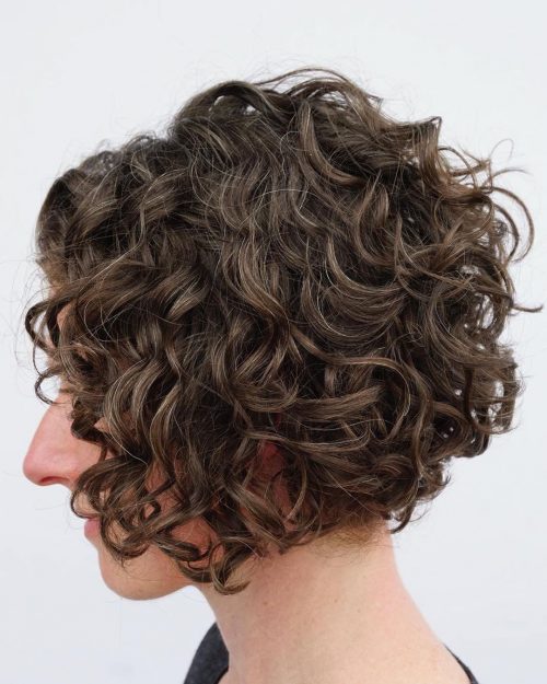 Cheveux courts texturés, bouclés et ondulés