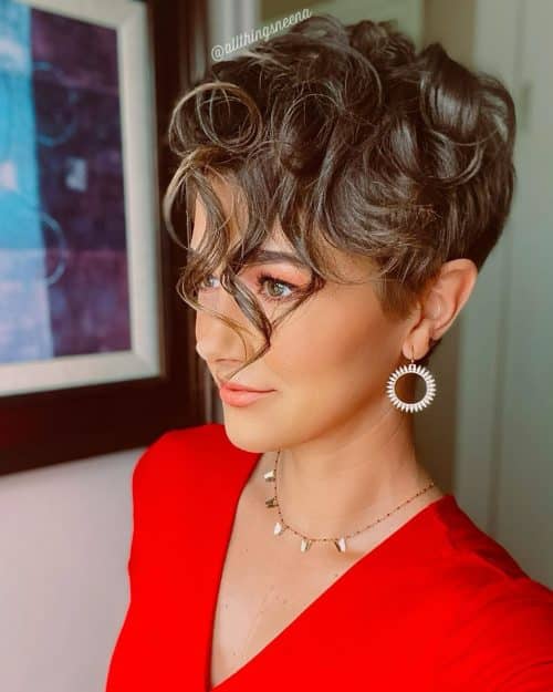 Coupe sombre ondulée pour cheveux courts