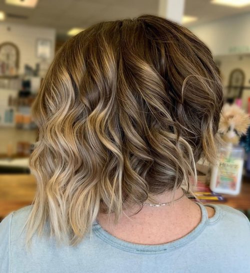 Cheveux courts ondulés et anguleux