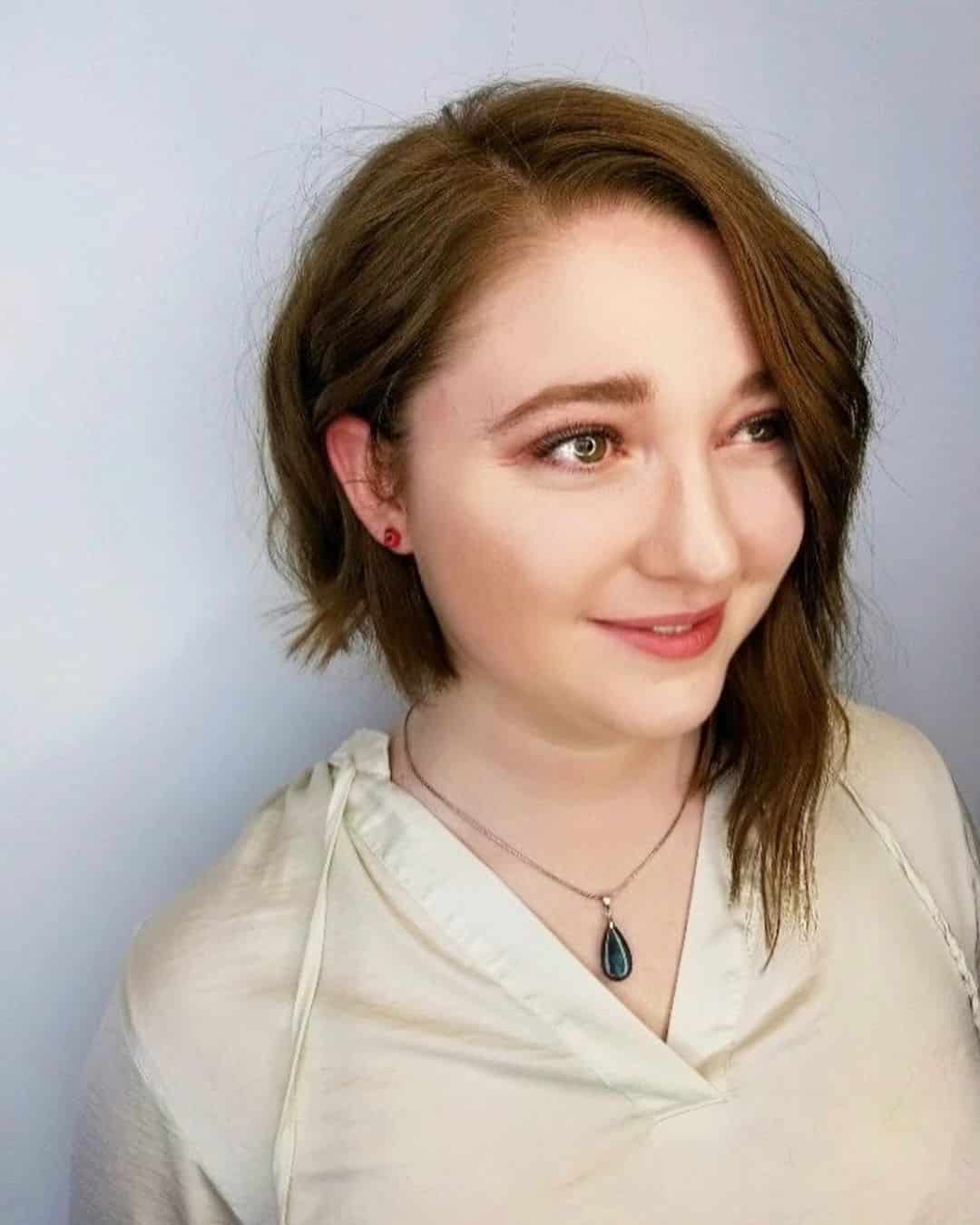 coupe de cheveux asymétrique pour un visage rond