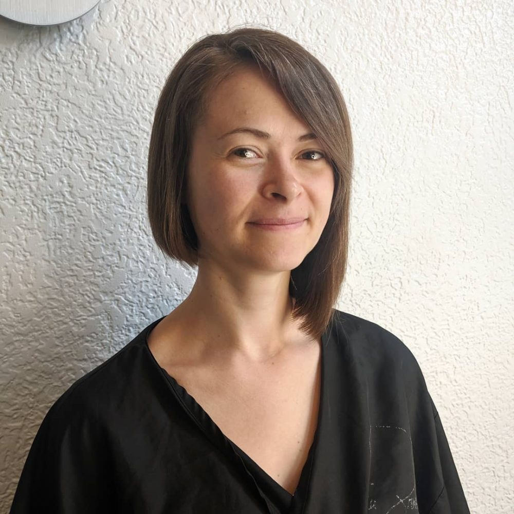 coupe de cheveux droite asymétrique avec frange latérale