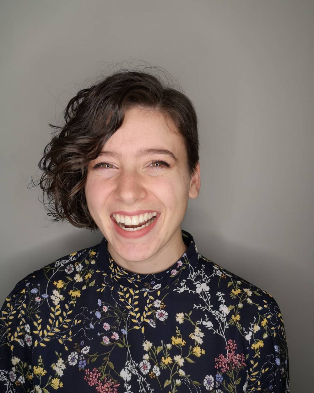 coupe asymétrique tendance pour les cheveux courts et bouclés