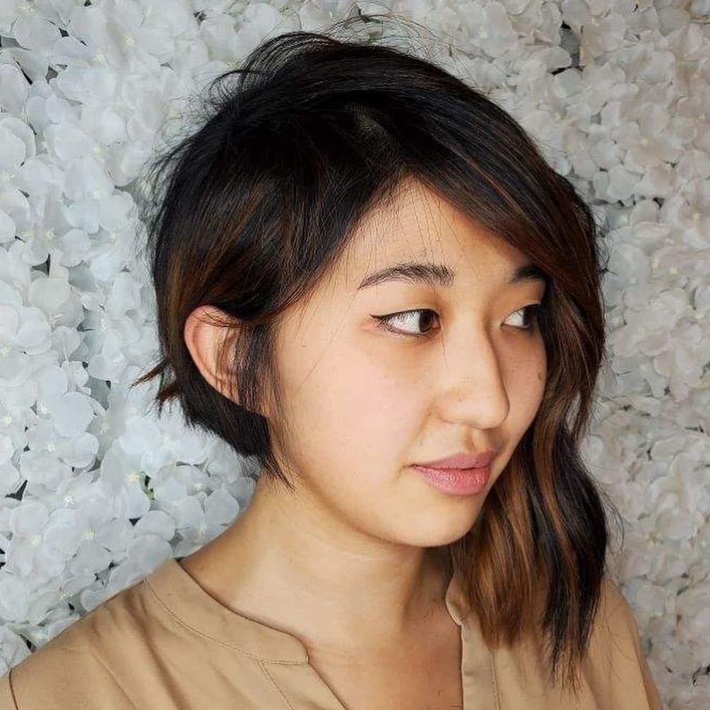 coupe de cheveux asymétrique courte avec frange