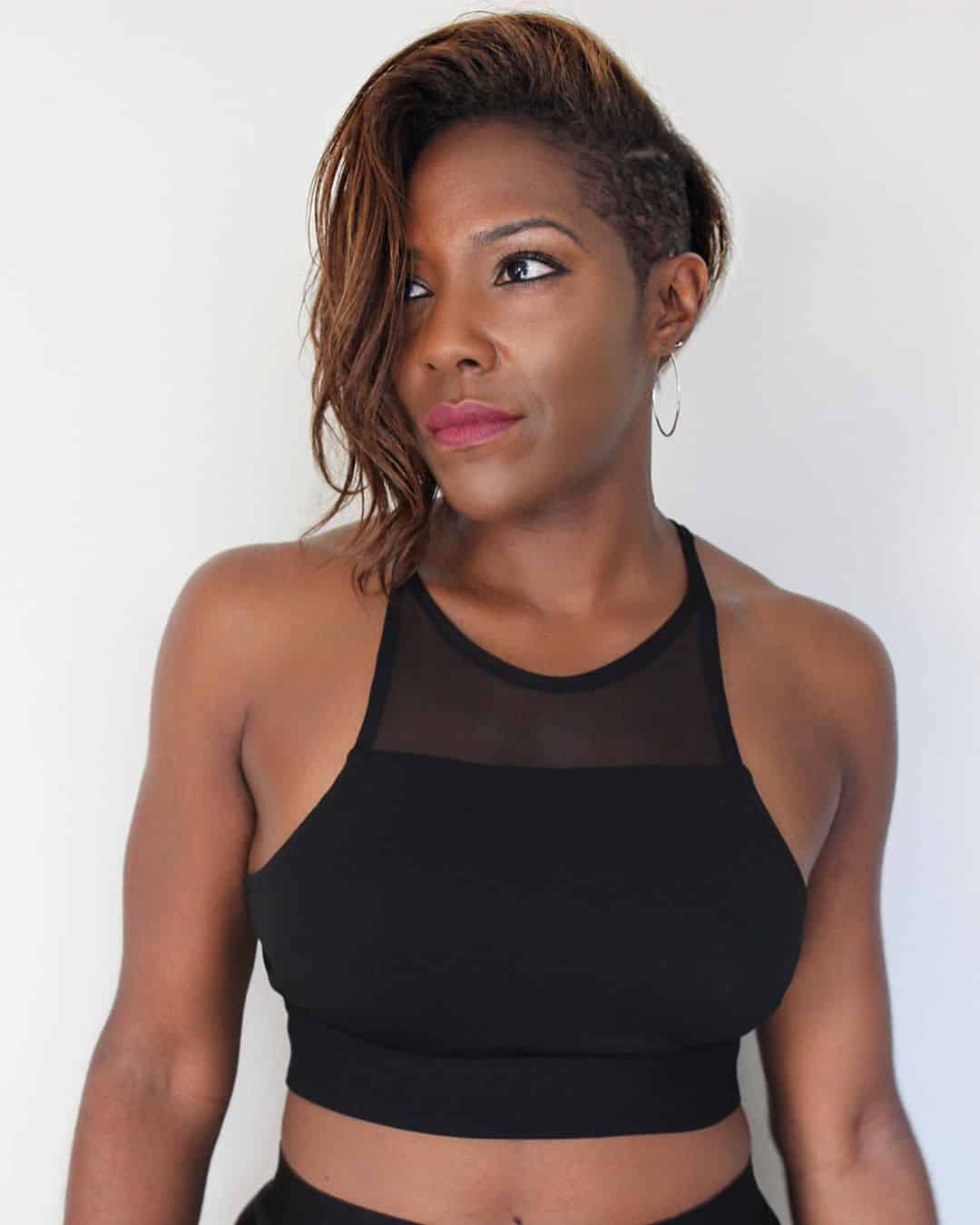coupe de cheveux asymétrique sur cheveux noirs
