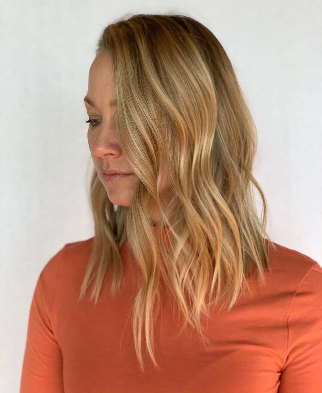coupe de cheveux asymétrique de longueur moyenne