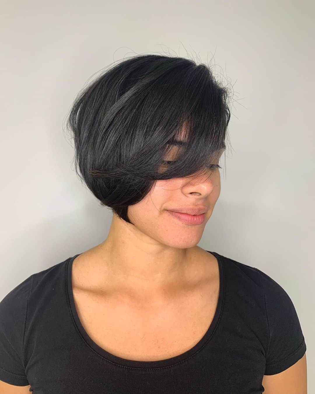 coupe de cheveux asymétrique en couches superposées