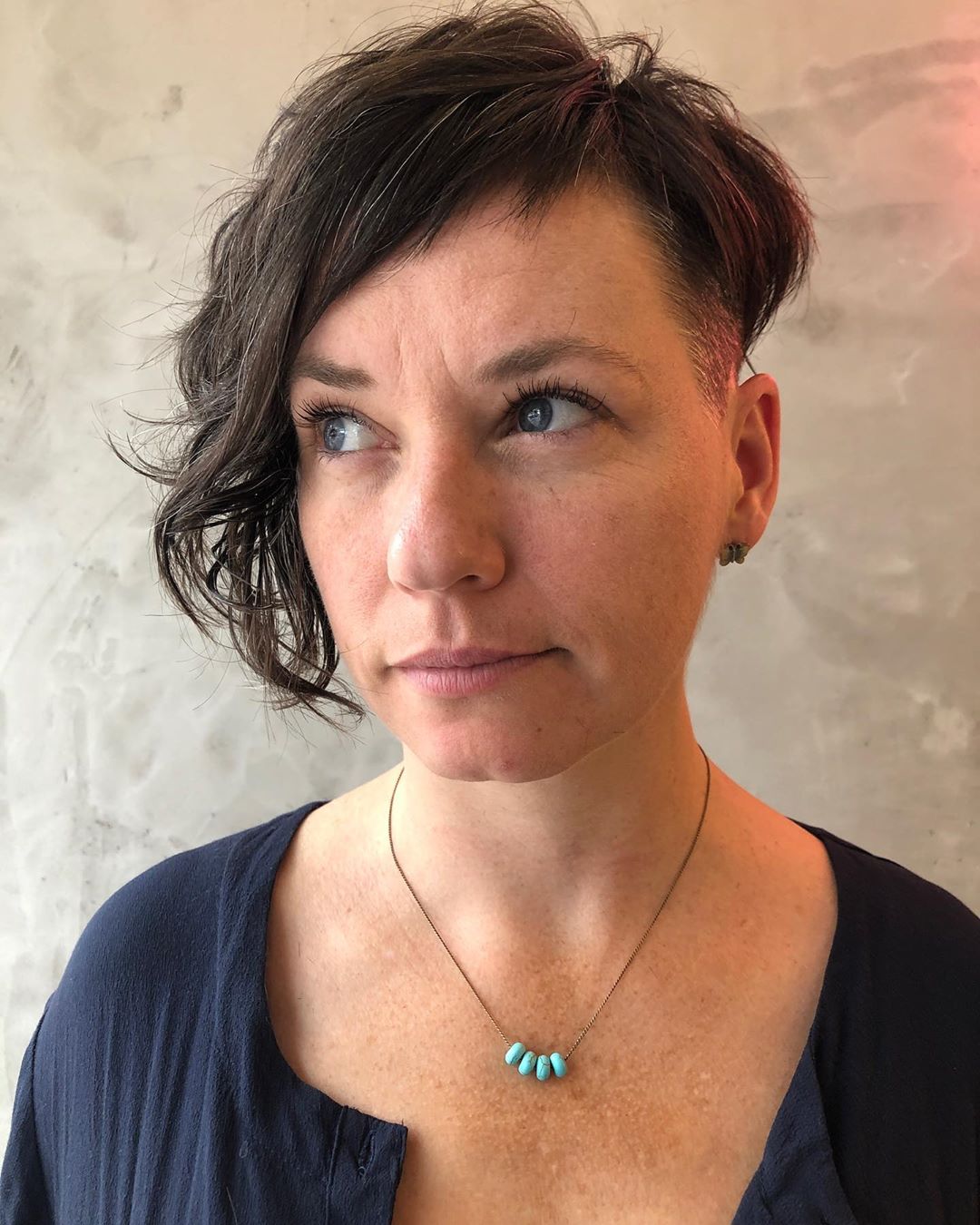 Coupe de cheveux courte asymétrique Edgy Pixie