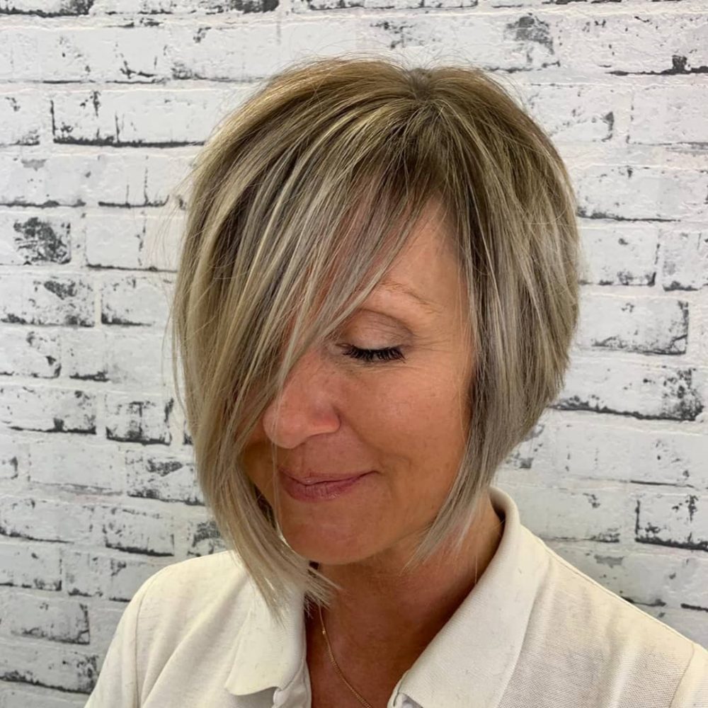 coupe de cheveux asymétrique idéale pour les femmes de plus de 50 ans