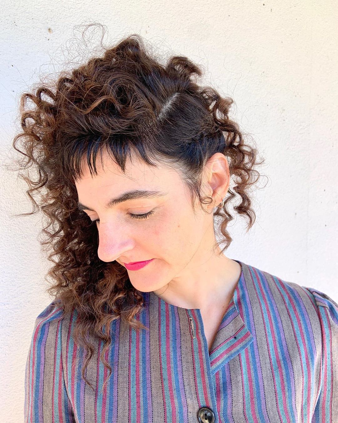 coupe de cheveux asymétrique pour cheveux longs et bouclés