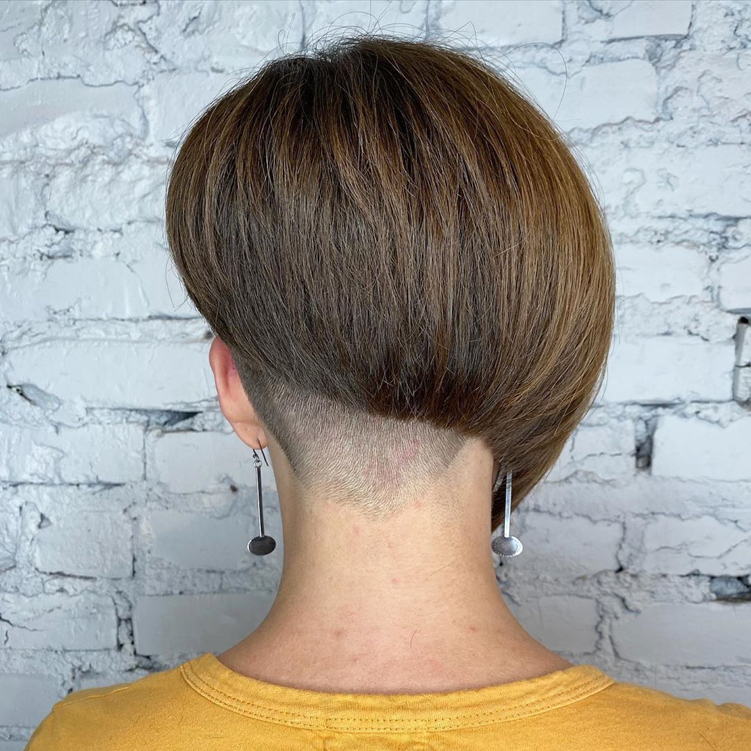 coupe de cheveux asymétrique pour cheveux épais