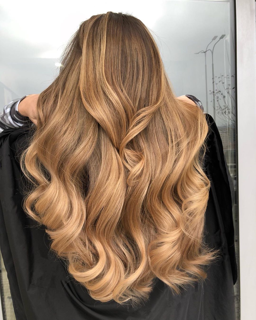 cheveux châtain doré clair avec des reflets caramel