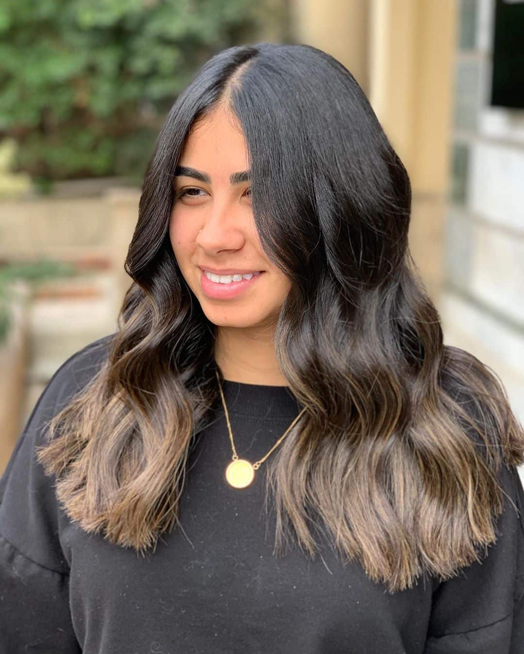 ombrage de cheveux noir à brun doré clair