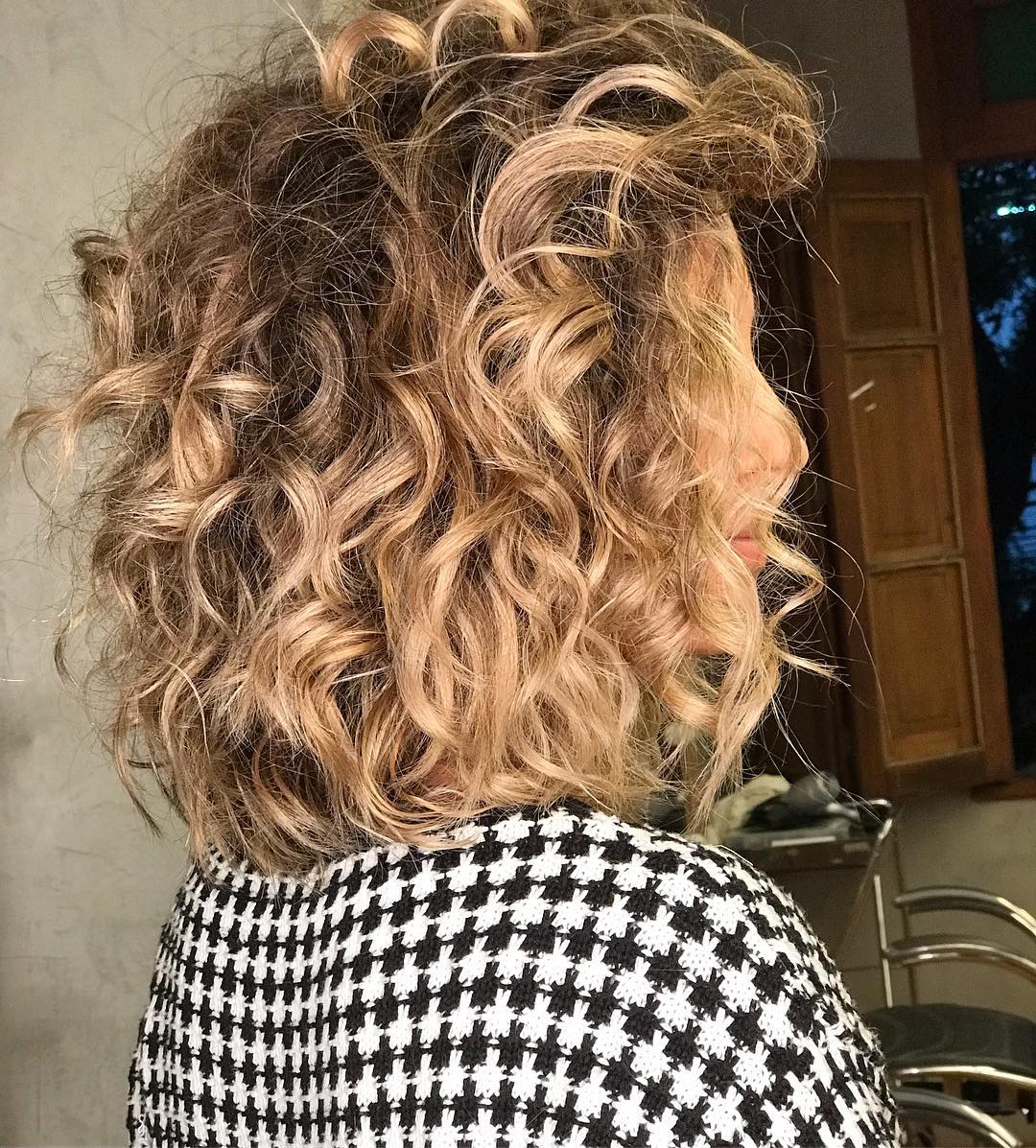 cheveux bouclés brun doré clair