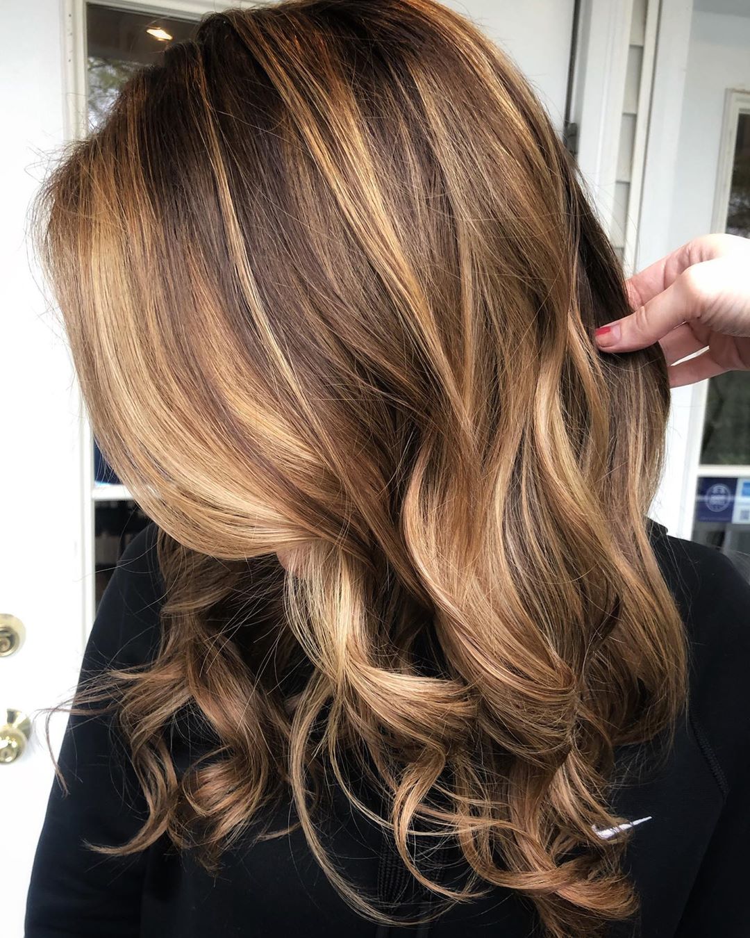 balayage de cheveux brun doré clair