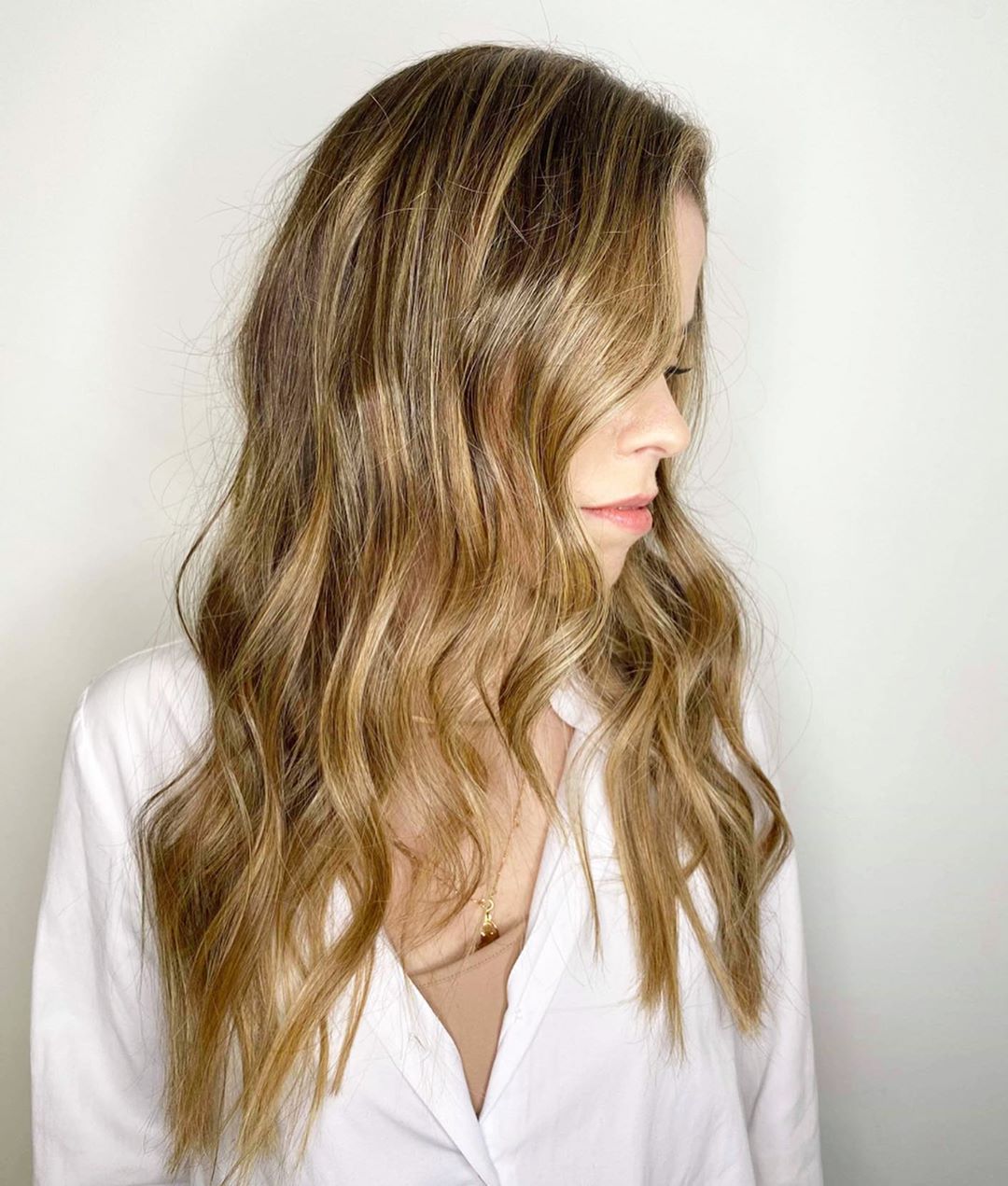 cheveux châtain doré clair avec des reflets blonds