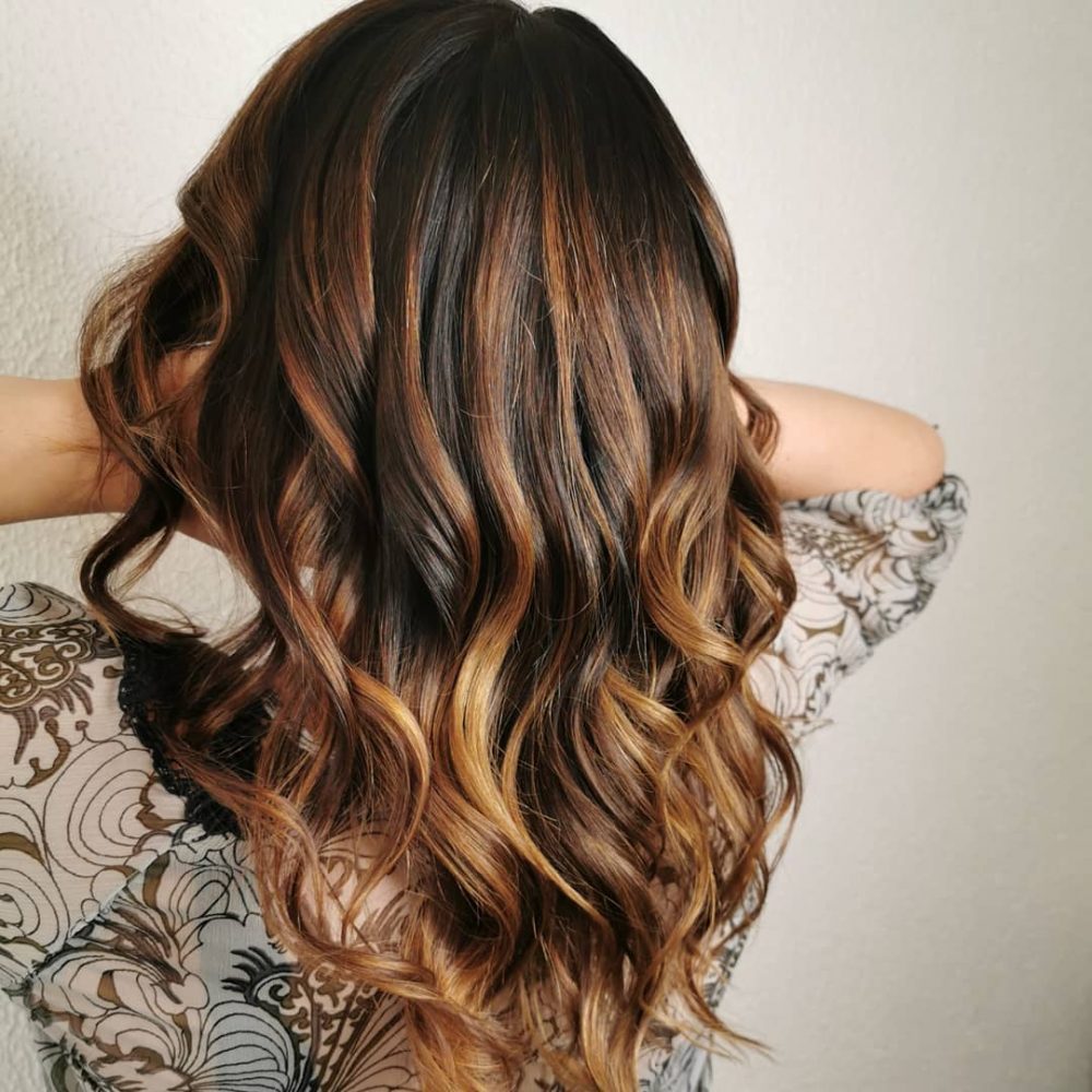Mèches brun doré clair sur cheveux noirs