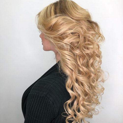 Cheveux bouclés blond-fraise