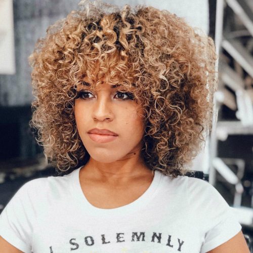 Cheveux blonds frisés