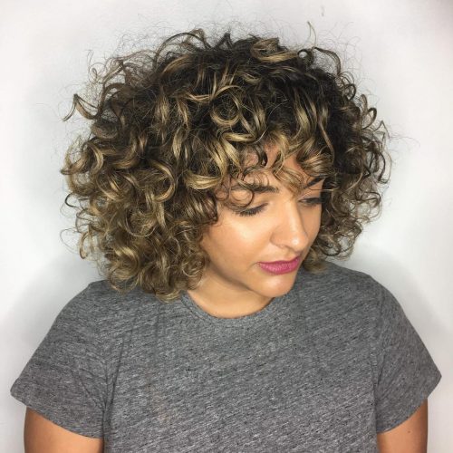 Cheveux blond foncé bouclés