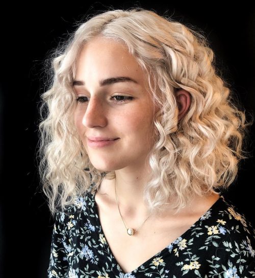 Cheveux bouclés blond platine