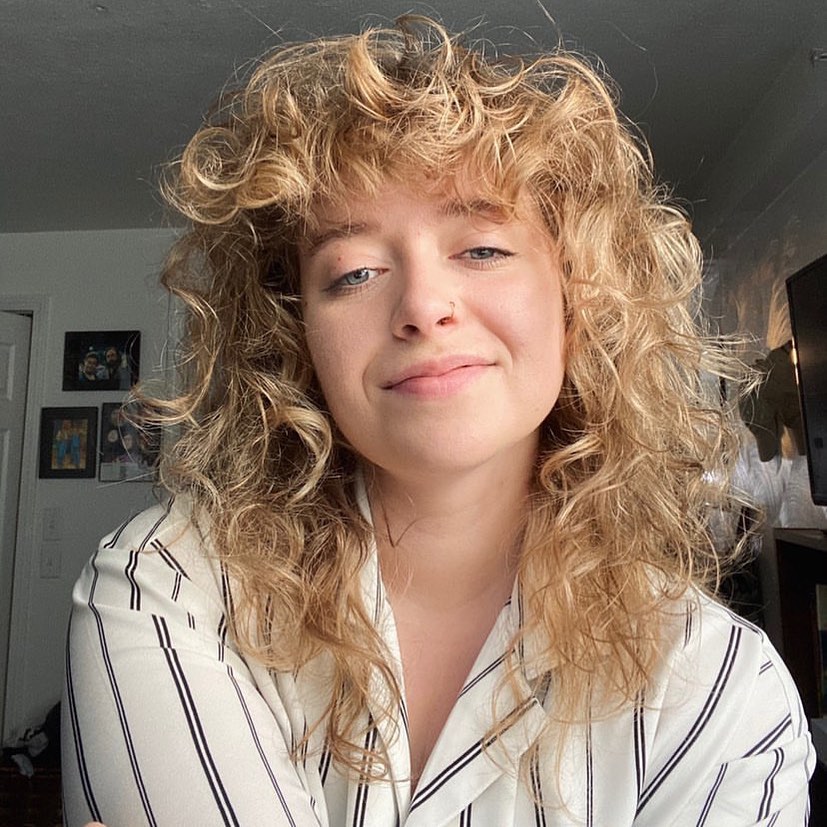 Cheveux blonds clairs bouclés