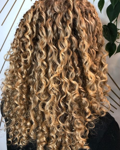 Mignon blond naturellement bouclé