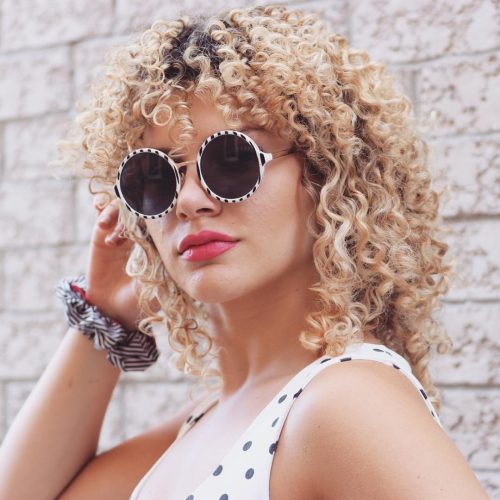 Cheveux blonds bouclés beige longueur d'épaule