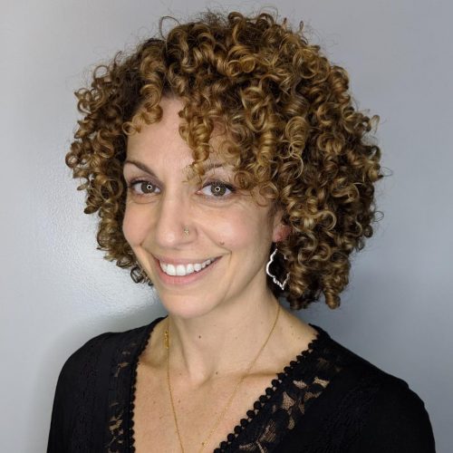 Cheveux bouclés blond doré