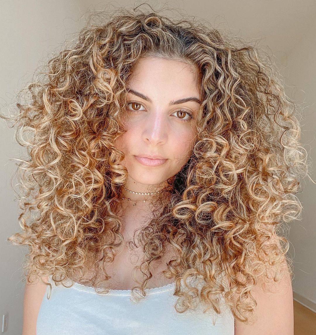 Mèches blondes bouclées