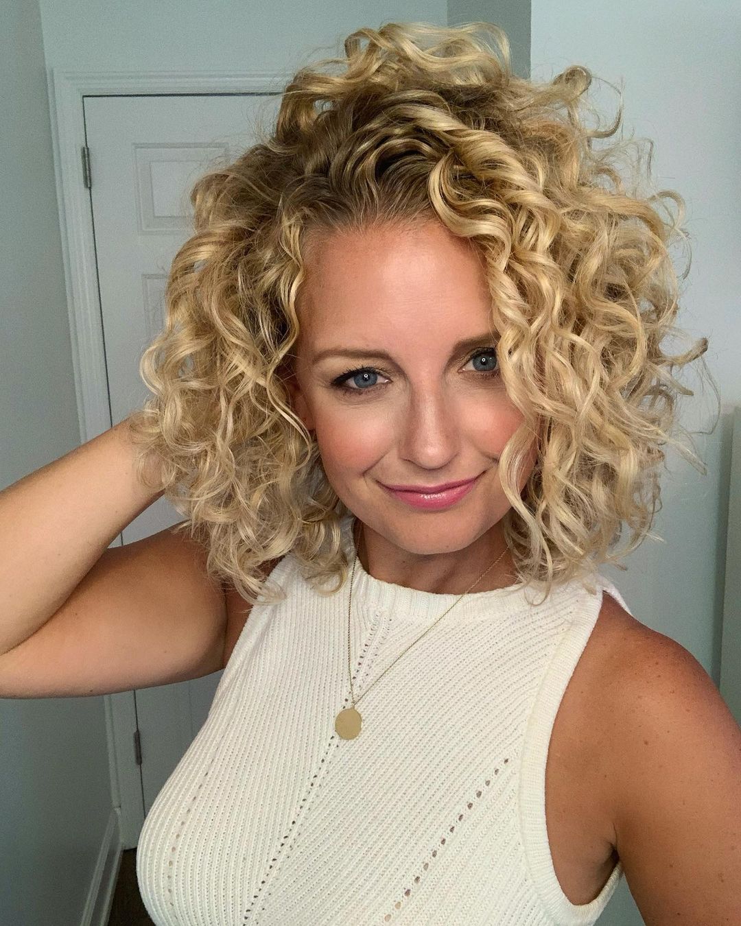 Cheveux courts bouclés blond beurre
