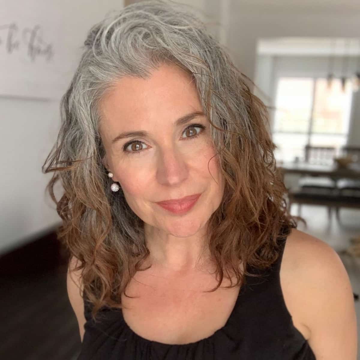 Lob ondulé avec ombre pour les femmes de plus de 50 ans aux cheveux épais.