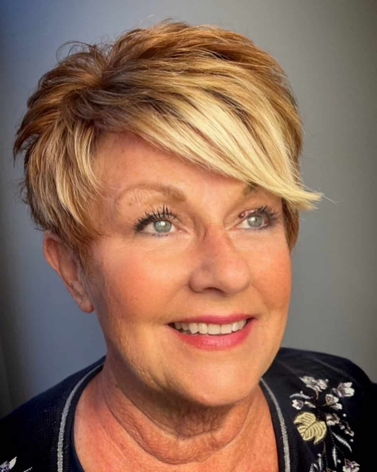 Pixie pour les femmes de plus de 50 ans avec des cheveux courts et épais.
