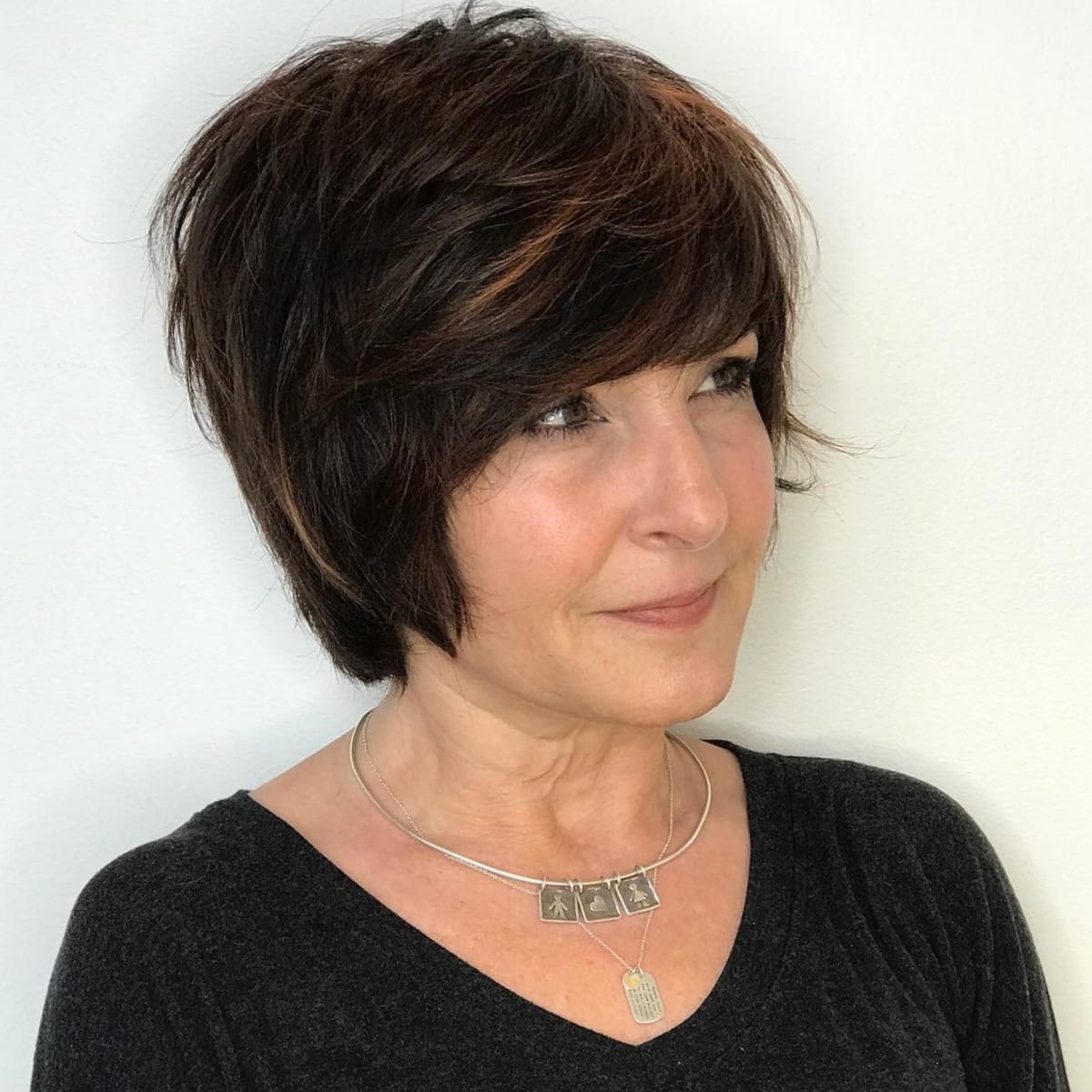 Pixie long avec des couches de plumes pour les femmes de plus de 50 ans avec des cheveux épais.