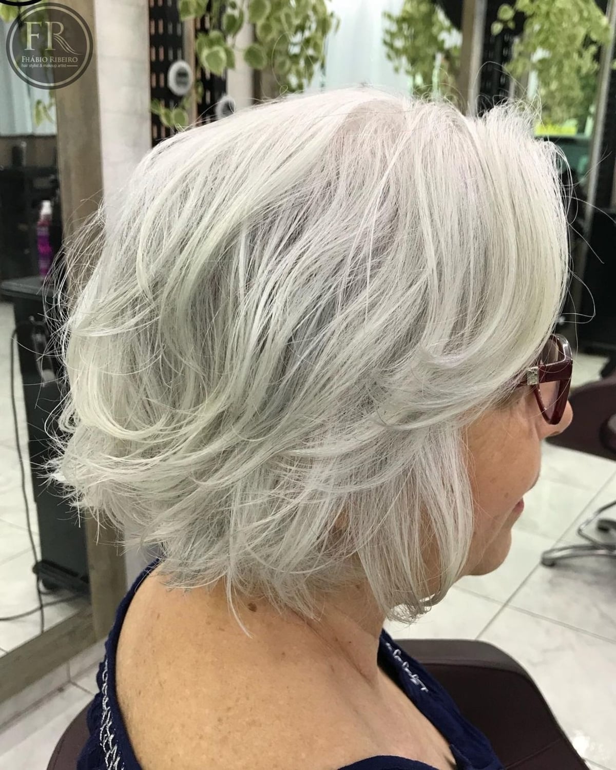 Coiffure à plumes pour les femmes de plus de 50 ans aux cheveux épais.
