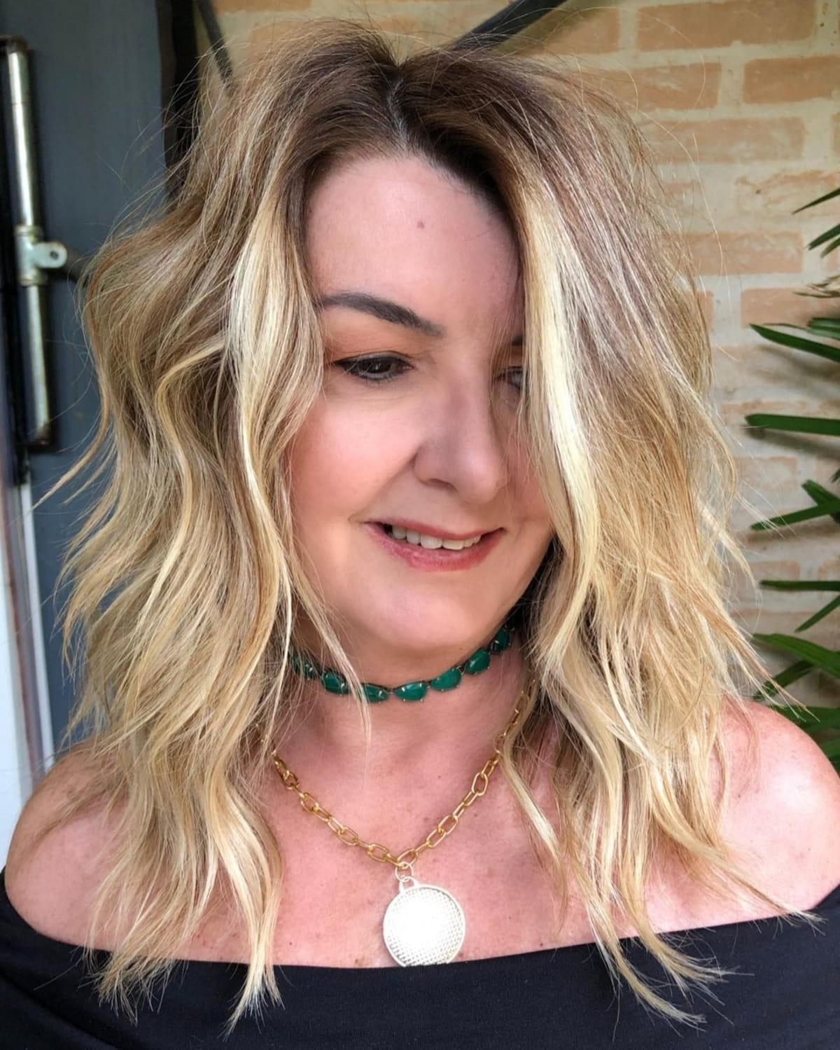 Shag ébouriffé pour les femmes de plus de 50 ans avec des cheveux épais et mi-longs.