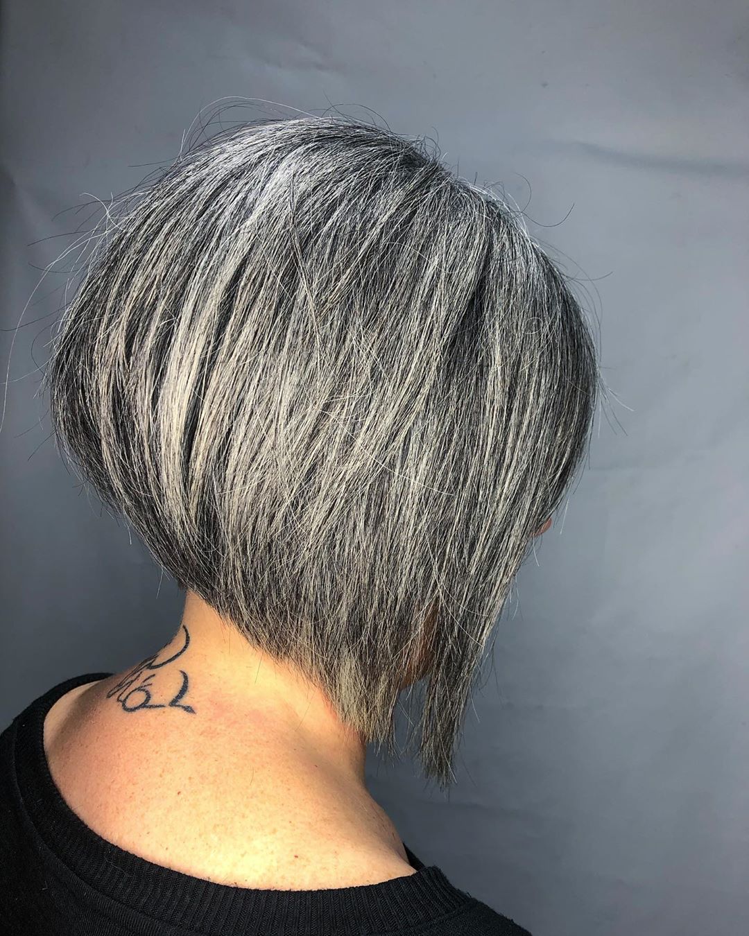 bob court pour femme de plus de 50 ans aux cheveux épais