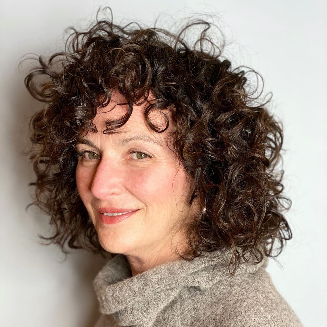 bob court et bouclé pour les femmes de plus de 50 ans aux cheveux épais